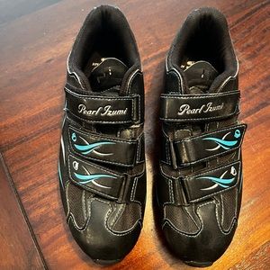 PEARL IZUMI cycling shoes for mountain bike.